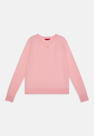 Ružový sveter vyrobený z hladkej pleteniny, so švom raglánových rukávov a malým žltým srdiečkom na hrudi. Klasický dizajn s okrúhlym výstrihom.