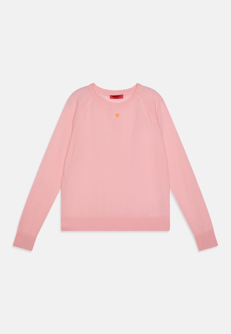 Rozā džemperis, izgatavots no gludas adīšanas materiāla, ar raglan piedurknēm un mazu dzeltenu sirds detalizāciju krūtīs. Klasiska apaļā kakla dizains.