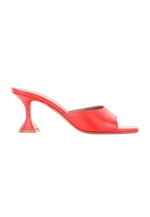 Rød åben tå mule sandal med en buet blokhæl og slip-on design på hvid baggrund.
