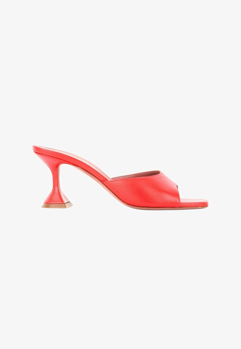 Sandale mule rouge à bout ouvert avec un talon bloc incurvé et un design slip-on sur fond blanc.