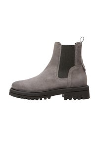 Šedá nubuková Chelsea bota s elastickými bočními panely, užšími poutky a masivní gumovou podrážkou se hlubokými drážkami pro lepší přilnavost.