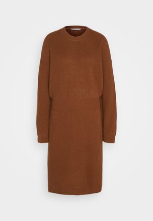 Tommy Hilfiger Curve WAISTED DRESS - Neulemekko - natural cognac