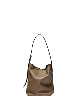 Sac à bandoulière en cuir marron avec une seule sangle réglable et un corps souple et non structuré.