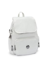 Mochila blanca con tapa superior, bolsillos con cremallera y detalles de hardware plateado. Hecha de un tejido texturizado con un detalle de logo redondo en la parte frontal.