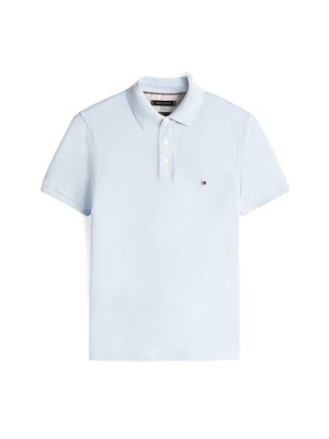 LjusblåT-shirt i mjuk bomull med standardkrage, två knappar och en liten logotyp på vänster bröst.