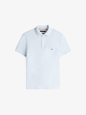 Polo shirt azzurro chiaro realizzato in cotone morbido, con colletto standard, due bottoni e un piccolo logo sul lato sinistro del petto.