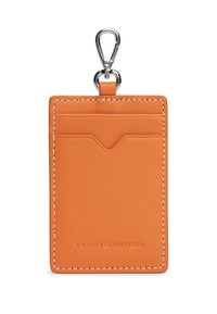 Πορτοκαλί δερμάτινη θήκη καρτών με λευκή ραφή, που διαθέτει πάνω τσέπη και ασημί κλιπ για προσάρτηση. Διακριτικό ανάγλυφο λογότυπο της μάρκας στο κάτω μέρος.