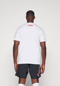 Nike Performance PARIS ST GERMAIN NIKE ICONIC AWAY TEE - Majica kratkih rukava s printom - white