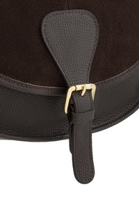 Hnedá kožená a semišová kabelka s jedinečným oválnym tvarom. Obsahuje zlaté kovanie a textúrovaný kožený popruh na zapínanie.