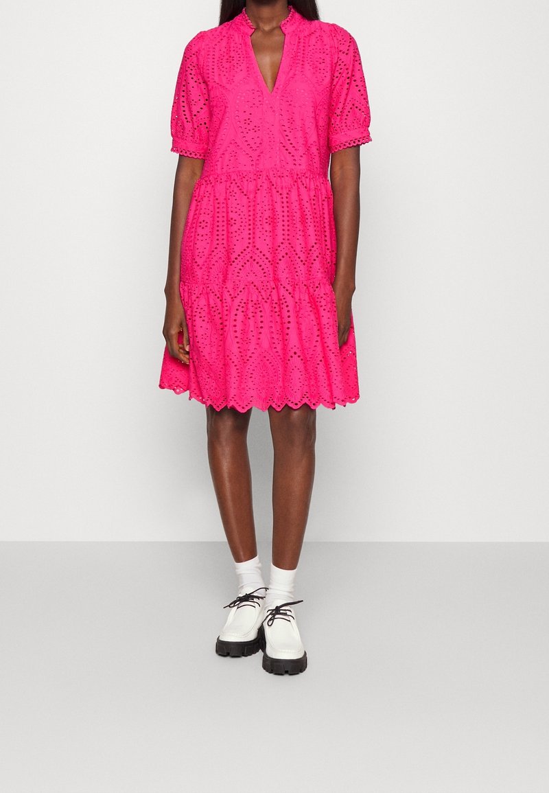 YAS Tall Vestido informal - pink