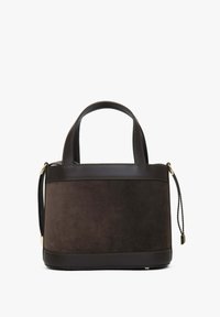 Brązowa zamszowa torba z ciemnymi skórzanymi akcentami, wyposażona w dwie krótkie rączki, odpinany pasek oraz gładką fakturę. Złote metalowe detale.