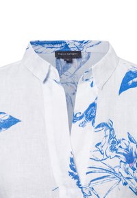 Weißes Leinenhemd mit blauem Blumenmuster, mit Kragen und V-Ausschnitt. Etikett zeigt "Franco Callegari", Größe 36.