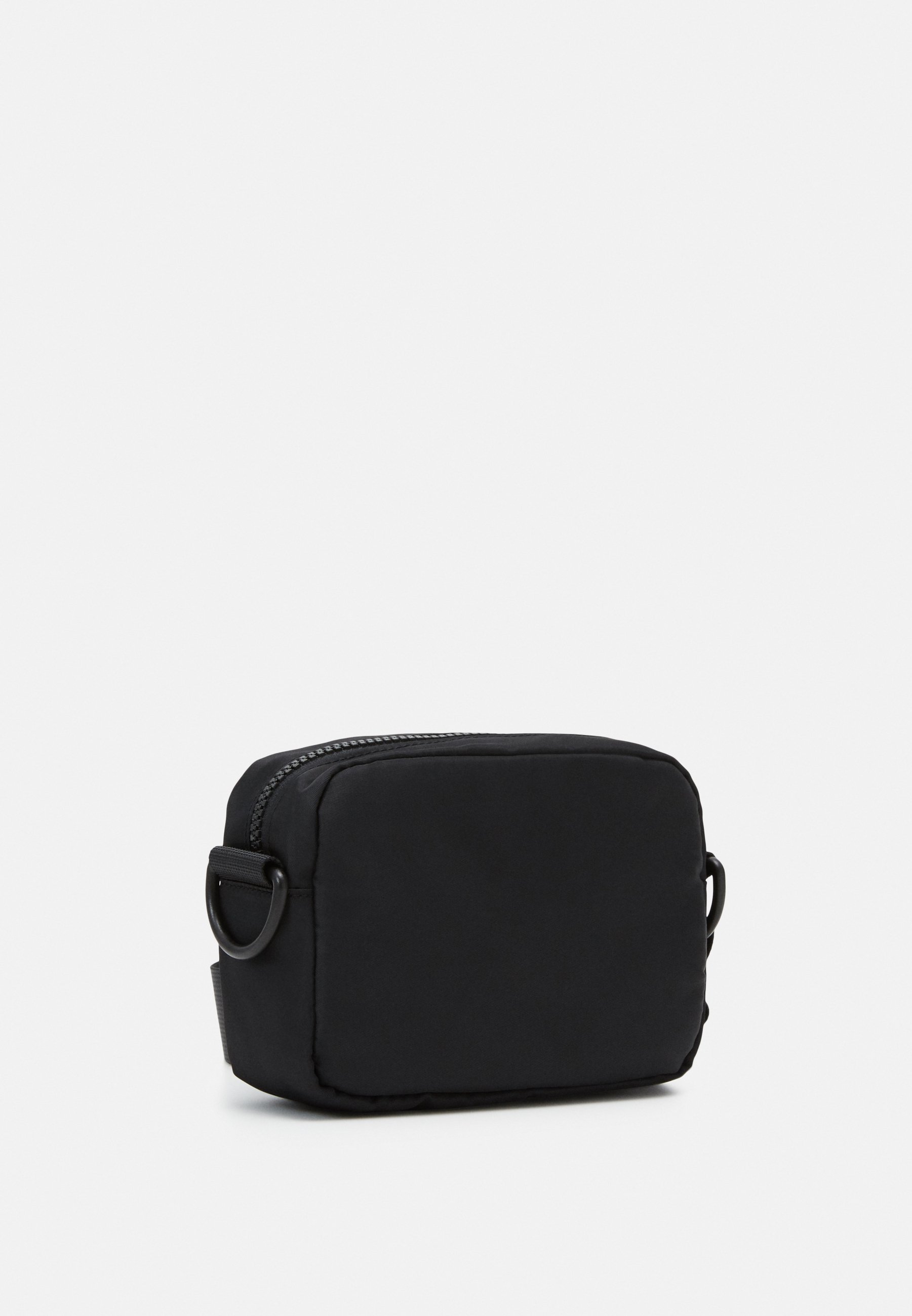 Monki JINDER BAG Skulderveske black nylonsvart Zalando.no Monki JINDER BAG Skulderveske black nylonsvart Zalando.no