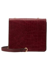 Burgundská crossbody taška s texturovaným krokodýlím vzorem, zlatými kovovými akcenty a odnímatelným koženým popruhem. Obdélníkový tvar.