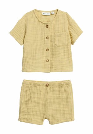 Żółty bawełniany zestaw dla malucha z koszulą na krótkie rękawy zapinaną na guziki, z jedną kieszonką na piersi i dopasowanymi szortami z elastycznym pasem i guzikiem z przodu.