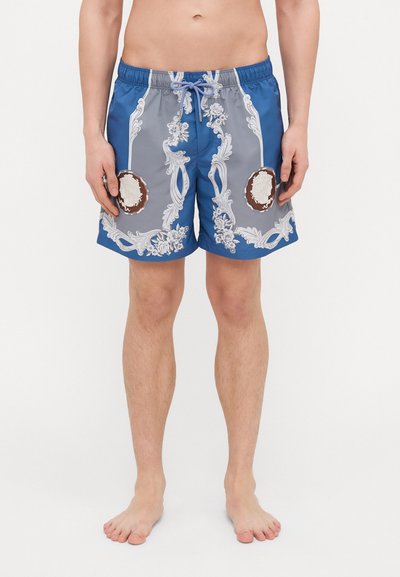 Pantaloni da bagno blu e grigi con motivi floreali e toppe circolari. Realizzati in materiale leggero con vita elastica e cordoncino.