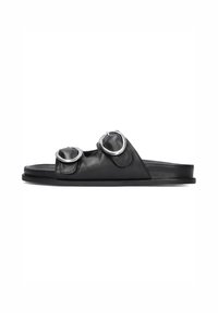 Zwarte leren slipper met twee ronde zilveren ringen als accent, platte zool en een soepele textuur. Casual instapontwerp.