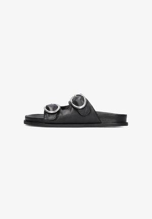 Sandale slide en cuir noir avec deux anneaux argentés arrondis en accent, semelle plate et texture lisse. Design décontracté à enfiler.