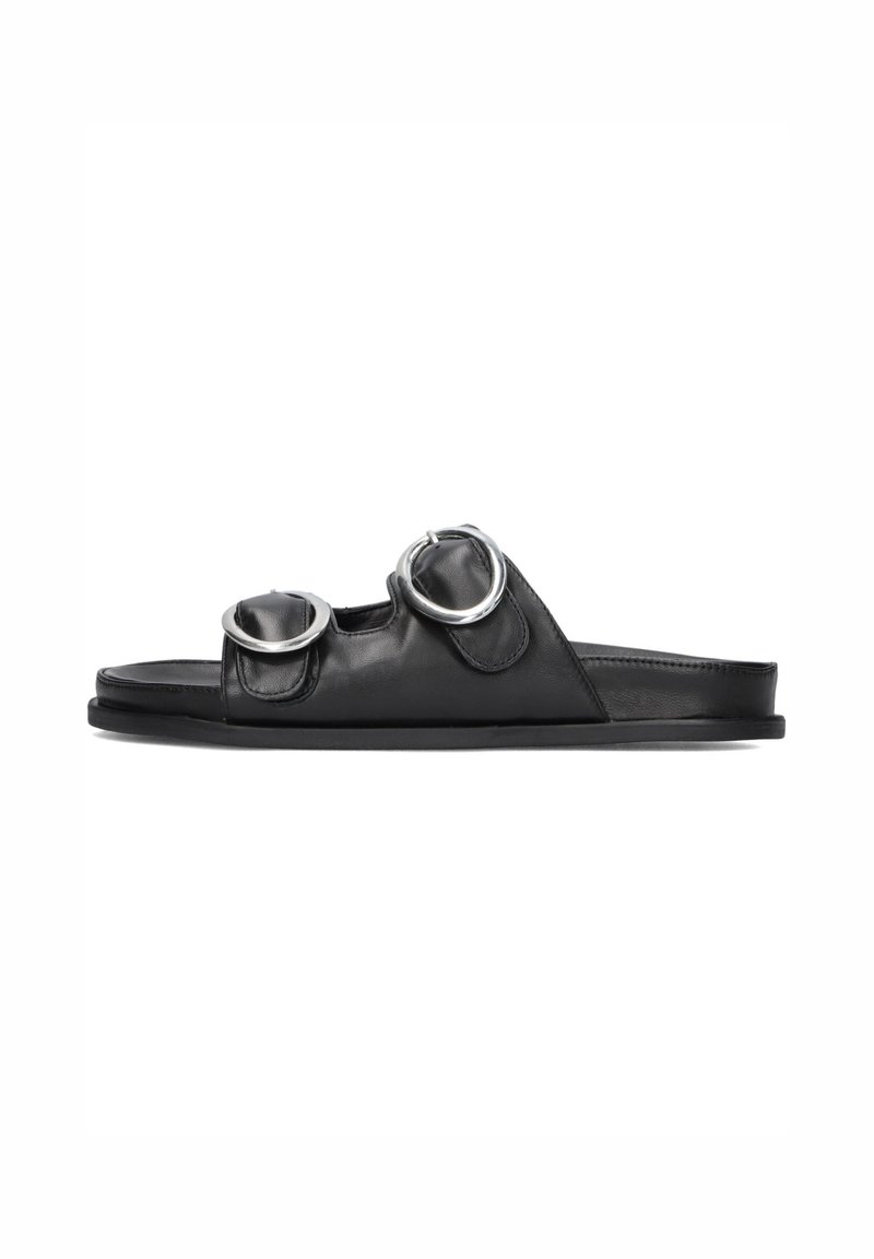 Zwarte leren slipper met twee ronde zilveren ringen als accent, platte zool en een soepele textuur. Casual instapontwerp.