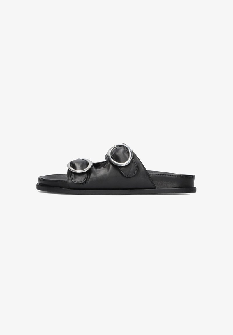 Zwarte leren slipper met twee ronde zilveren ringen als accent, platte zool en een soepele textuur. Casual instapontwerp.