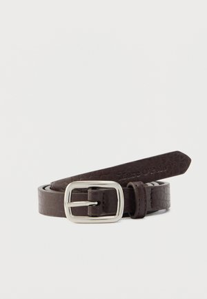 Bruine leren riem met een gestructureerde afwerking, voorzien van een vierkante gesp van zilverkleurig metaal en een merkopdruk aan de rand.