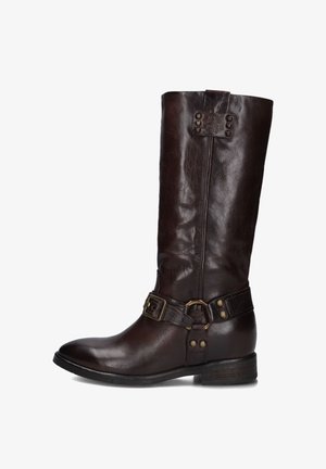 Bruine leren kniehogere laarzen met een gestructureerde schacht, ronde neus en een verstelbare riem met een gesp. Lage blokhak.