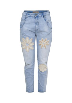 Lyseblå denimjeans med tre beige blomstrede blonderlapper på foran lårene og knæet, med forlommer og knaplukning.