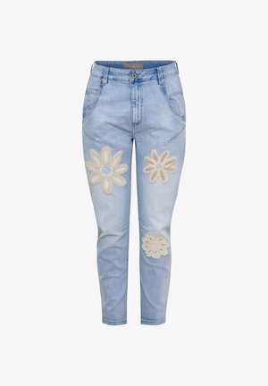 Lyseblå denimjeans med tre beige blomstrede blonderlapper på foran lårene og knæet, med forlommer og knaplukning.