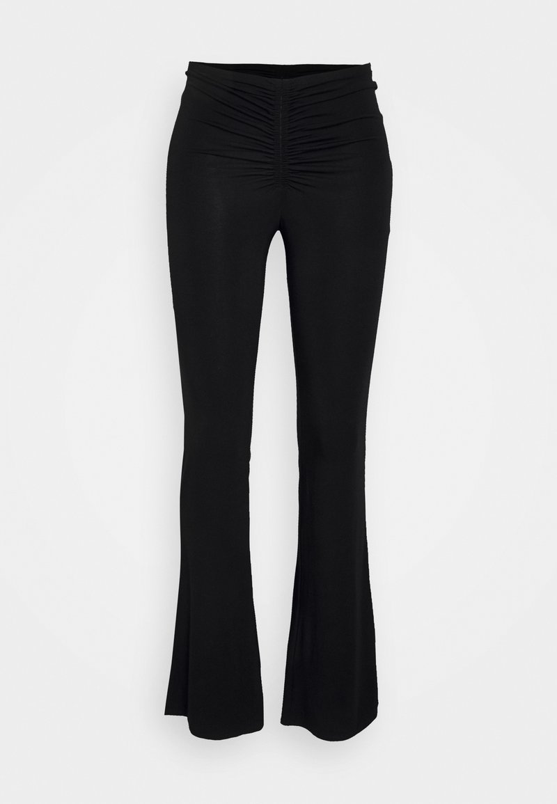 Pantalon noir taille haute évasé avec un détail froncé au centre de la ceinture devant, présenté sur un fond uni.