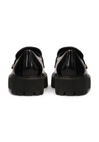 Zwarte patenten leren plateau schoenen met een brede, getextureerde zool en een ronde neus. Kenmerkt zich door een gladde afwerking en minimale hardware accenten.