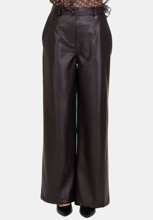 Pantaloni a vita alta e gamba larga realizzati in morbido ecopelle marrone scuro, con chiusura a bottone e tasche frontali.