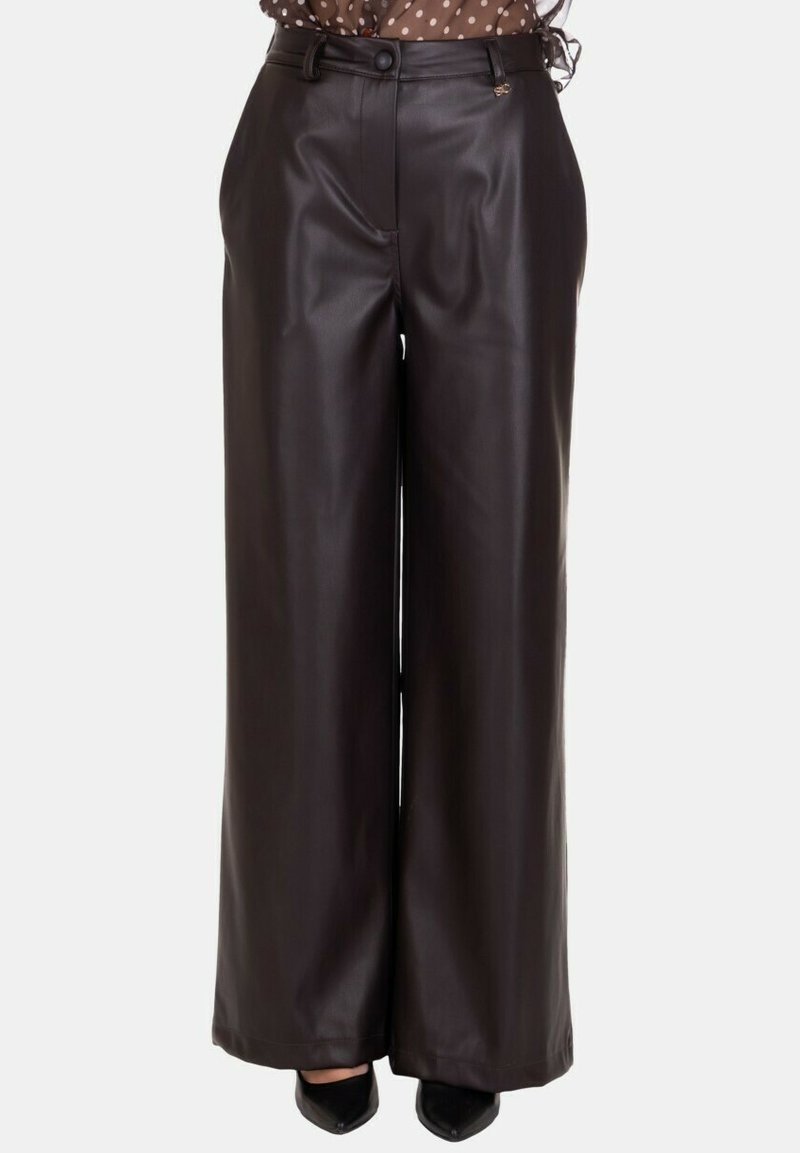 Pantaloni a vita alta e gamba larga realizzati in morbido ecopelle marrone scuro, con chiusura a bottone e tasche frontali.