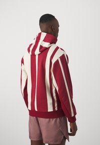 Nike Performance Hoodie - team red/coconut milk