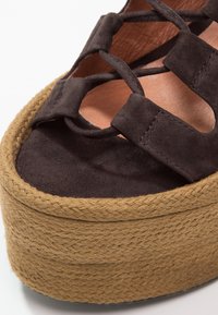 Jeffrey Campbell Sandály na vysokém podpatku - dark brown