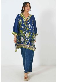 Blauwe bloemen kaftan met groene accenten, V-hals en driekwart mouwen. Heeft een geprint rand en een losse, vloeiende silhouet.