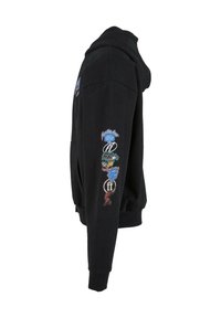 Sweat à capuche noir avec des patches graphiques multicolores courant le long de la manche extérieure, affiché de profil.