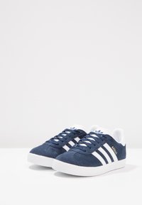 adidas Originals GAZELLE UNISEX - Sneakers - collegiate navy/footwear ...