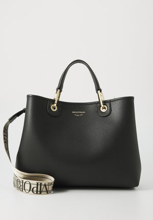 Borsa tote Emporio Armani in pelle nera con ferrature dorate, due manici e tracolla beige con scritta "Emporio Armani".