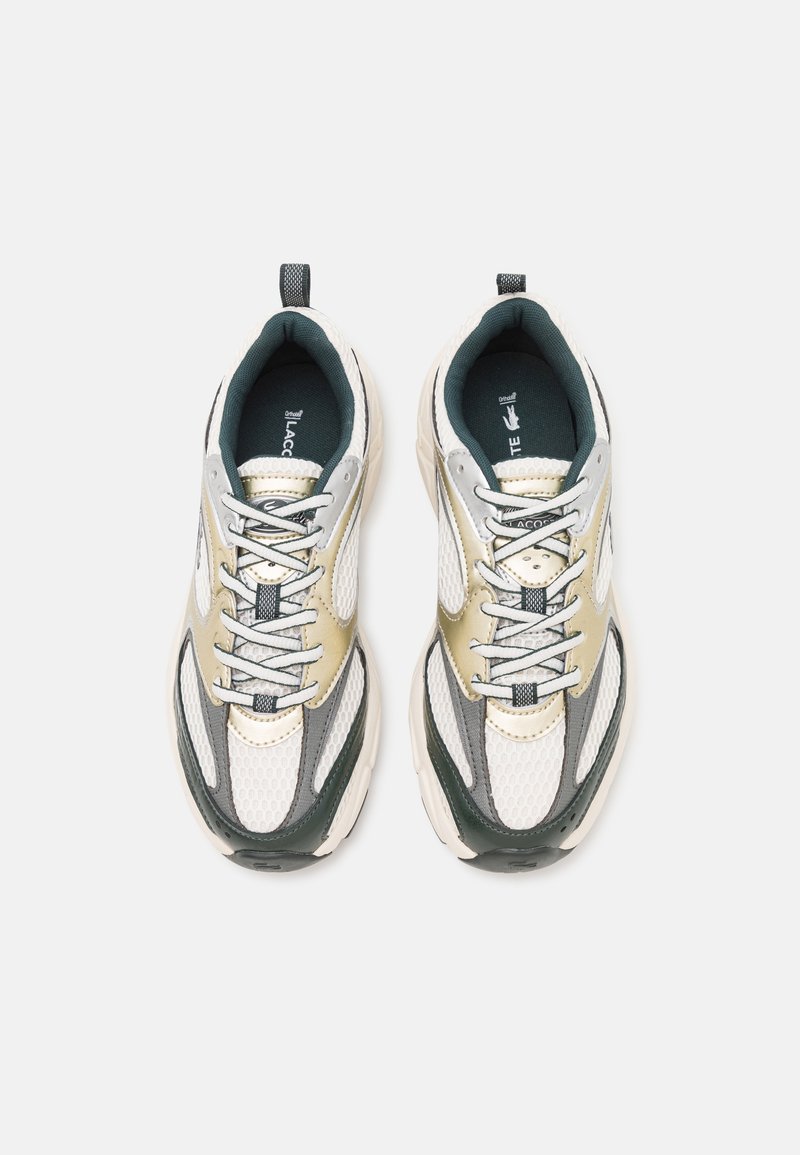 Zapatillas Lacoste con una parte superior de malla transpirable en blanco, con acentos en gris y verde oliva, suela acolchada y diseño de cordones.