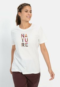 Hvid bomulds t-shirt med et farverigt "NATURE" grafiktryk. Korte ærmer, rund halsudskæring og en afslappet pasform.