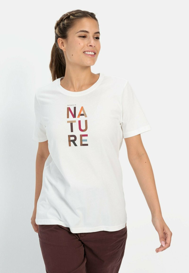 Hvid bomulds t-shirt med et farverigt "NATURE" grafiktryk. Korte ærmer, rund halsudskæring og en afslappet pasform.