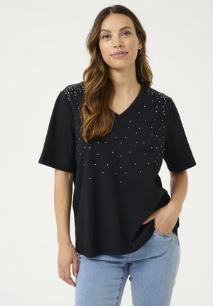 Zwarte korte mouwen V-hals t-shirt met een verspreid patroon van zilveren studs op de voorkant. Gemaakt van zachte stof met een ontspannen pasvorm.