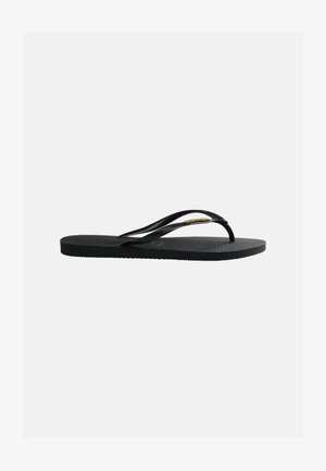 Infradito nero in gomma con suola testurizzata e sottili cinturini a forma di Y con piccolo dettaglio logo dorato.