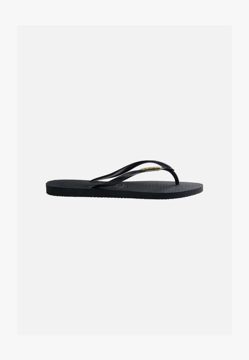 Infradito nero in gomma con suola testurizzata e sottili cinturini a forma di Y con piccolo dettaglio logo dorato.