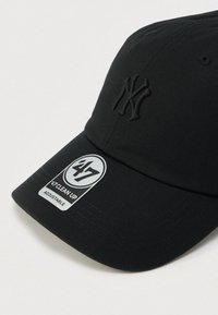 Μαύρο ρυθμιζόμενο καπέλο από βαμβάκι, με κεντημένο λογότυπο NY στο μπροστινό μέρος και ραμμένο γείσο, με ετικέτα επωνυμίας στο πλάι.