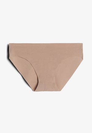Bielizna w kolorze nude o miękkiej, gładkiej fakturze. Posiada niski stan oraz umiarkowane pokrycie, z bezszwowymi brzegami dla komfortu.