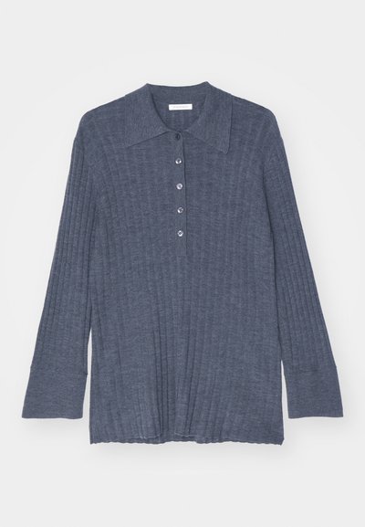 Top de mangas longas em azul-escuro com nervuras, colarinho pontudo e fecho de cinco botões. Textura suave com silhueta descontraída e mangas largas.