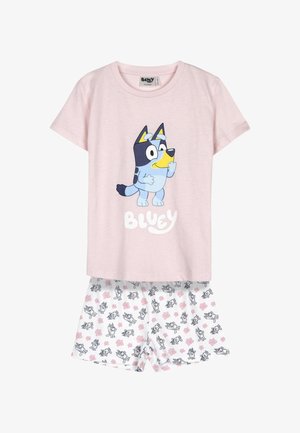 Chemise rose à manches courtes avec le chien dessin animé Bluey et texte, associée à un short blanc décoré de petites figures de Bluey et de fleurs roses.