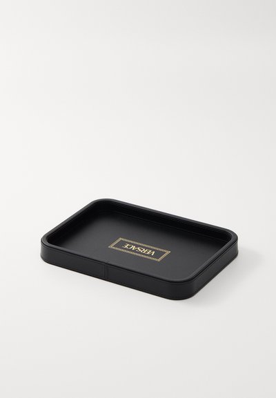 Bandeja rectangular negra con bordes redondeados, hecha de cuero sintético, con un logo dorado de "VERSACE" en el centro. Textura suave.