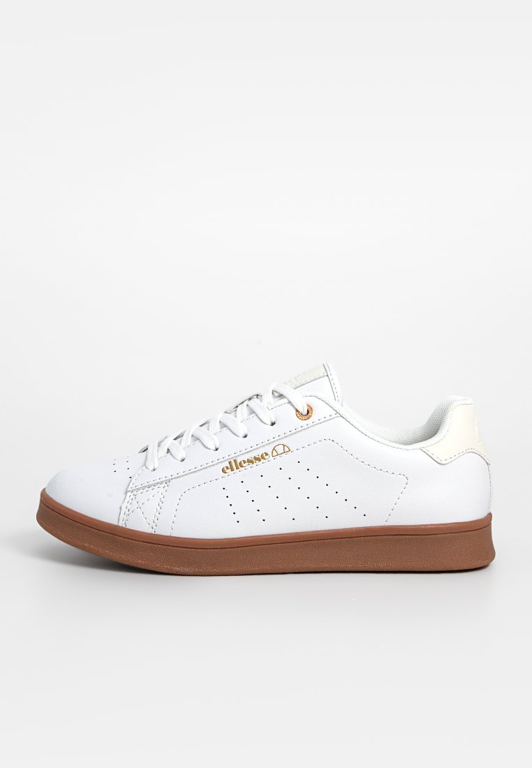 Białe sneakersy z gładką skórzaną cholewką, perforowanym wzorem, złotym nadrukiem logo i brązową gumową podeszwą. Charakteryzują się okrągłym noskiem i sznurowanym zapięciem.